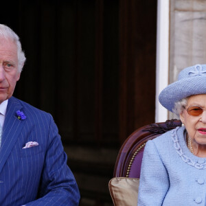 La reine Elisabeth II d'Angleterre, accompagnée du prince Charles, prince de Galles, assiste à la parade de la Royal Company of Archers dans les jardins du palais de Holyroodhouse à Édimbourg, Royaume Uni, le 30 juin 2022.