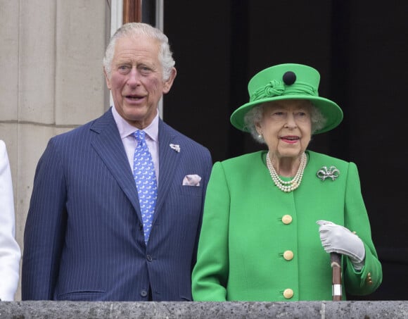 Cette visite devait être le premier déplacement à l'étranger du monarque depuis qu'il a succédé à Elizabeth II en septembre dernier. 
Le prince Charles, prince de Galles, La reine Elisabeth II d'Angleterre - Jubilé de platine de la reine Elisabeth II d'Angleterre à Bukingham Palace à Londres, le 5 juin 2022. 