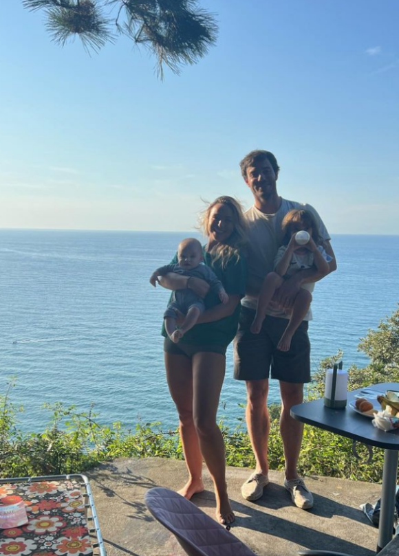 Cindy Poumeyrol est la maman de trois filles, Alba, Victoire et Suzanne, nées de ses amours avec son mari Thomas Chenut. Instagram