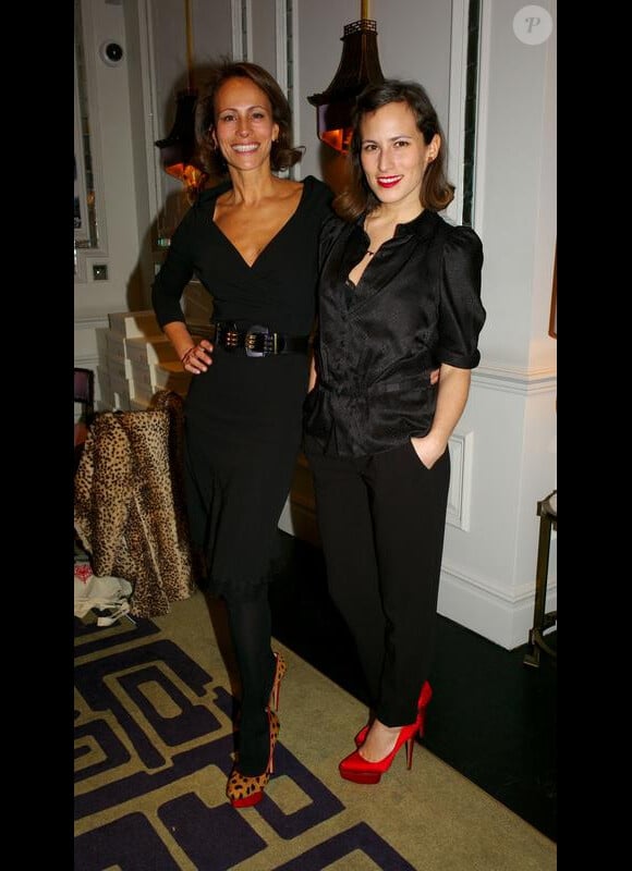 Charlotte Dellal et sa maman Andrea lors de la présentation de la collection de chaussures Charlotte Olympia Shoe par Charlotte Dellal le 23 février à Londres