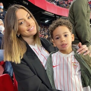 Mélanie Martial avec son fils Swan au stade