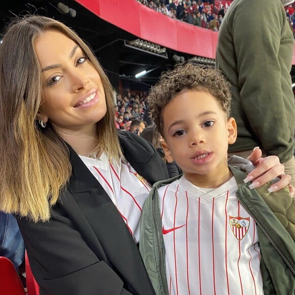 Mélanie Martial avec son fils Swan au stade