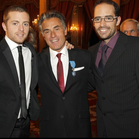 Julien Holtz a d'ailleurs déjà gravi ce sommet avec son père et son frère Antoine, en 2006. 
Gérard Holtz et ses deux fils Julien et Antoine