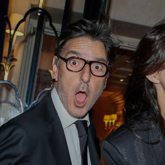 Yvan Attal et sa compagne Charlotte Gainsbourg - Arrivées à la 10ème édition du "Global Gift Gala 2022" au Four Seasons Hotel George V à Paris le 19 novembre 2022. © Christophe Clovis / Bestimage 