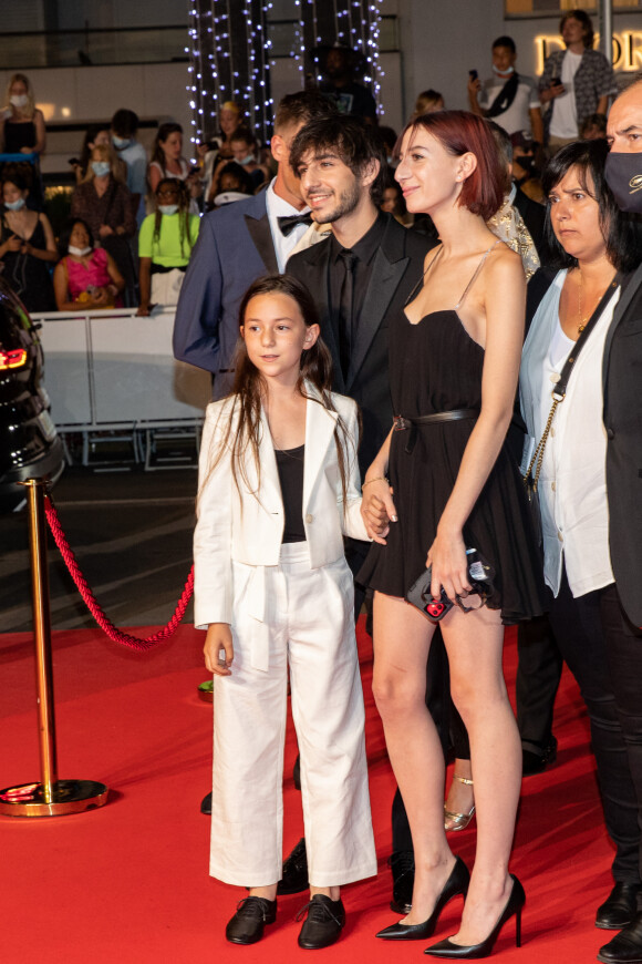 Ce à quoi elle a répondu : "Alors non, malheureusement. J'aurais bien aimé transmettre ça à mes enfants (Ben, Alice et Jo, ndlr), mais j'ai pas pu rivaliser avec le côté séfarade d'Yvan (le père de sa petite troupe, ndlr)".
Alice, Ben et Joe Attal (les enfants de Charlotte Gainsbourg) - Montée des marches du film "Jane par Charlotte" lors du 74ème Festival International du Film de Cannes. Le 7 juillet 2021 © Borde-Jacovides-Moreau / Bestimage 