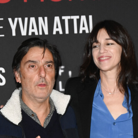 Yvan Attal et sa compagne Charlotte Gainsbourg - Avant-première du film "Les Choses Humaines" au cinéma UGC Normandie à Paris le 23 novembre 2021. © Coadic Guirec/Bestimage 