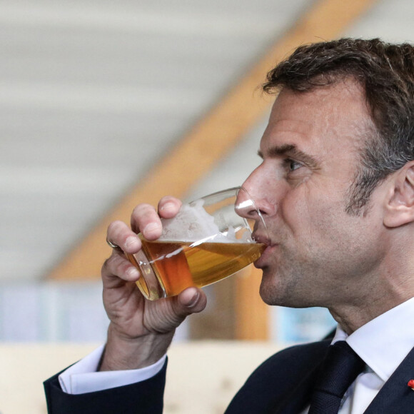 Le président Emmanuel Macron visite l'entreprise Mathis à Muttersholtz dans le Bas-Rhin spécialisée dans la construction en bois et intervenant sur plusieurs chantiers pour les Jeux Olympiques et Paralympiques de Paris 2024. Le 19 avril 2023. © Stéphane Lemouton / Bestimage