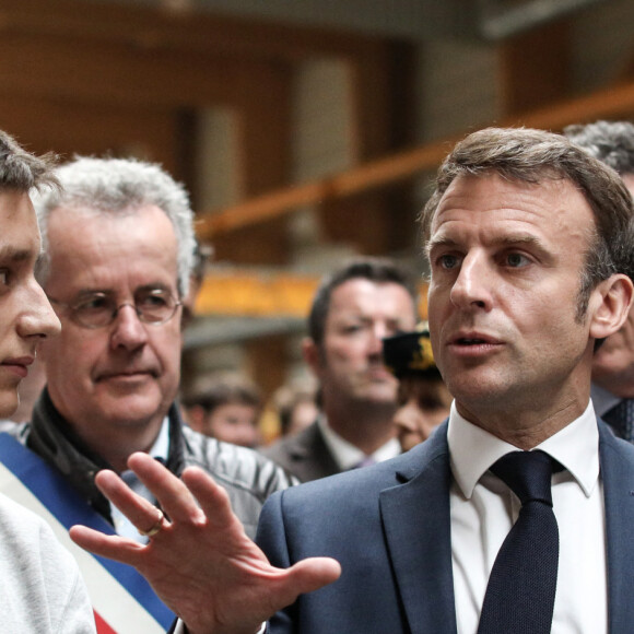 Le président Emmanuel Macron visite l'entreprise Mathis à Muttersholtz dans le Bas-Rhin spécialisée dans la construction en bois et intervenant sur plusieurs chantiers pour les Jeux Olympiques et Paralympiques de Paris 2024. Le 19 avril 2023. © Stéphane Lemouton / Bestimage
