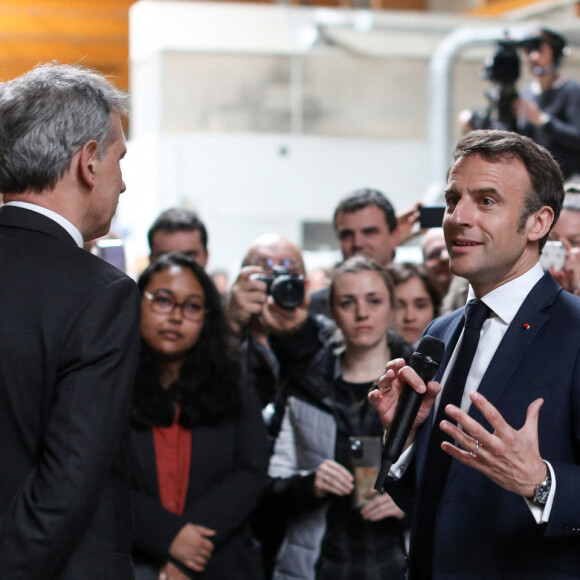 Le président Emmanuel Macron visite l'entreprise Mathis à Muttersholtz dans le Bas-Rhin spécialisée dans la construction en bois et intervenant sur plusieurs chantiers pour les Jeux Olympiques et Paralympiques de Paris 2024. Le 19 avril 2023. © Stéphane Lemouton / Bestimage