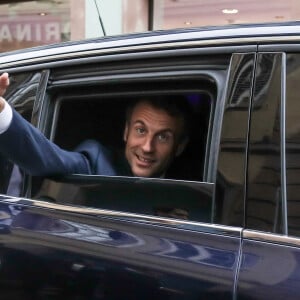 Le président de la République française, Emmanuel Macron s'offre un bain de foule avant une réunion municipale à la mairie de Sélestat, Bas-Rhin, le 19 avril 2023. © Stéphane Lemouton / Bestimage