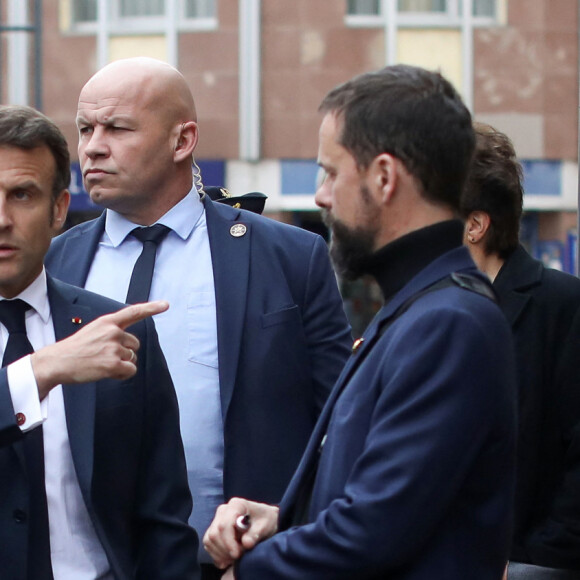 Le président de la République française, Emmanuel Macron s'offre un bain de foule avant une réunion municipale à la mairie de Sélestat, Bas-Rhin, le 19 avril 2023. © Stéphane Lemouton / Bestimage