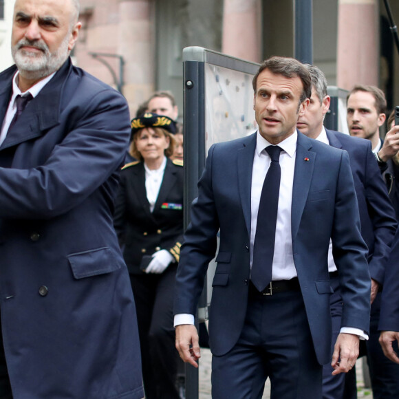 Le président de la République française, Emmanuel Macron s'offre un bain de foule avant une réunion municipale à la mairie de Sélestat, Bas-Rhin, le 19 avril 2023. © Stéphane Lemouton / Bestimage