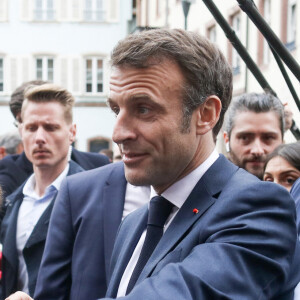 Le président de la République française, Emmanuel Macron s'offre un bain de foule avant une réunion municipale à la mairie de Sélestat, Bas-Rhin, le 19 avril 2023. © Stéphane Lemouton / Bestimage