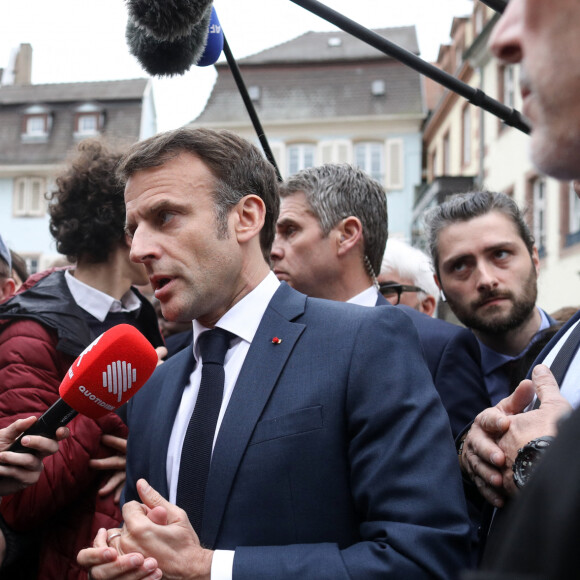 Le président de la République française, Emmanuel Macron s'offre un bain de foule avant une réunion municipale à la mairie de Sélestat, Bas-Rhin, le 19 avril 2023. © Stéphane Lemouton / Bestimage