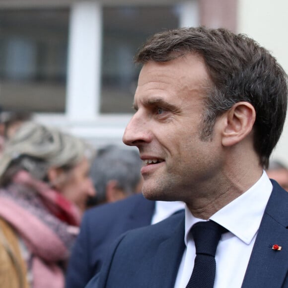 Le président de la République française, Emmanuel Macron s'offre un bain de foule avant une réunion municipale à la mairie de Sélestat, Bas-Rhin, le 19 avril 2023. © Stéphane Lemouton / Bestimage