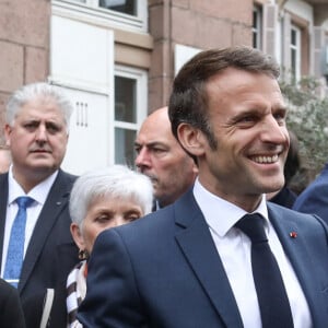 Le président de la République française, Emmanuel Macron s'offre un bain de foule avant une réunion municipale à la mairie de Sélestat, Bas-Rhin, le 19 avril 2023. © Stéphane Lemouton / Bestimage