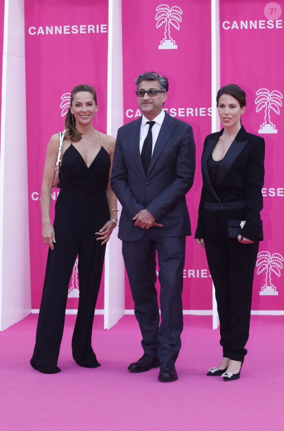 L'épouse de Jamel Debbouze faisait partie du jury Séries documentaires, présidé par Asif Kapadia
Mélissa Theuriau, Asif Kapadia, Nathalie Marchak (Jury Séries documentaires)      - Photocall de la soirée de clôture du festival CanneSeries Saison 6 au Palais des Festivals à Cannes. Le 19 avril 2023 © Denis Guignebourg / Bestimage