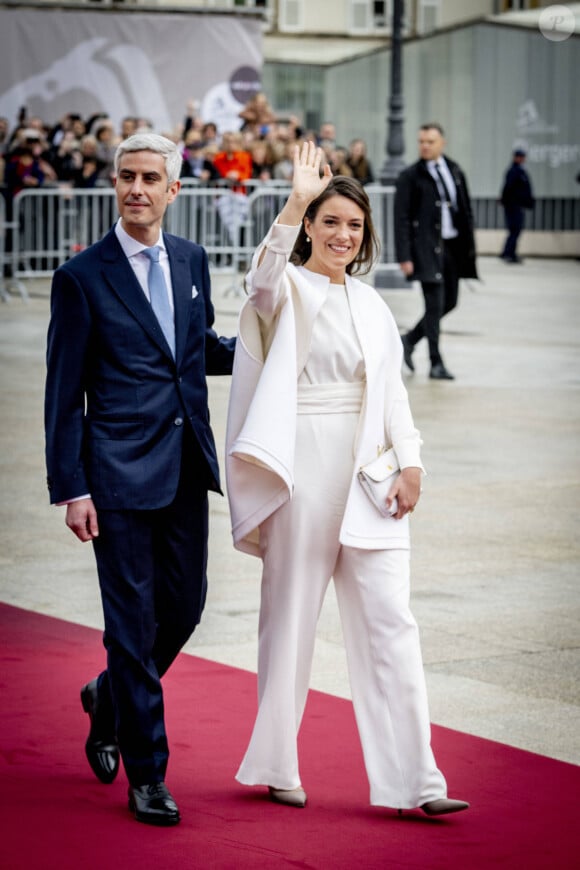Le couple a fait une arrivée très remarquée au milieu de la population venue les saluer.
Mariage civil de la princesse Alexandra de Luxembourg et Nicolas Bagory à la mairie de Luxembourg le 22 avril 2023.