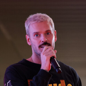 Exclusif - M Pokora en concert avec la radio NRJ dans la galerie commerciale du centre Leclerc Saint-Médard-en-Jalles prés de Bordeaux, le 15 mars 2023. Le chanteur a donné un interview, pris quelques selfies avec ses fans et a signé des autographes. © Patrick Bernard / Bestimage. 