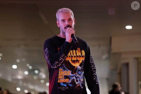 Exclusif - M Pokora en concert avec la radio NRJ dans la galerie commerciale du centre Leclerc Saint-Médard-en-Jalles prés de Bordeaux, le 15 mars 2023. Le chanteur a donné un interview, pris quelques selfies avec ses fans et a signé des autographes. © Patrick Bernard / Bestimage. 