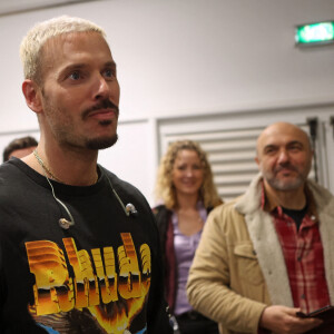 Exclusif - M Pokora en concert avec la radio NRJ dans la galerie commerciale du centre Leclerc Saint-Médard-en-Jalles prés de Bordeaux, le 15 mars 2023. Le chanteur a donné un interview, pris quelques selfies avec ses fans et a signé des autographes. © Patrick Bernard / Bestimage.