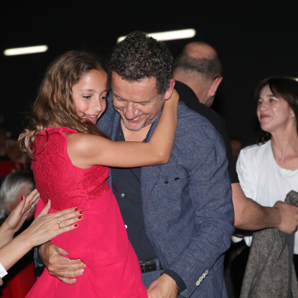 Pour l'occasion, l'acteur et réalisateur a investi le cinéma Pathé Wepler à Paris.
Exclusif - Prix Spécial - Dany Boon embrasse son actrice, sa fille Sarah, sous les applaudissements de la salle à la fin du film - Avant-première du film "La Vie pour de vrai" au cinéma Pathé Wepler à Paris le 18 avril 2023. © Bertrand Rindoff / Bestimage
