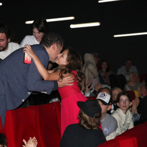 Exclusif - Prix Spécial - Dany Boon embrasse son actrice, sa fille Sarah, sous les applaudissements de la salle à la fin du film - Avant-première du film "La Vie pour de vrai" au cinéma Pathé Wepler à Paris le 18 avril 2023. © Bertrand Rindoff / Bestimage