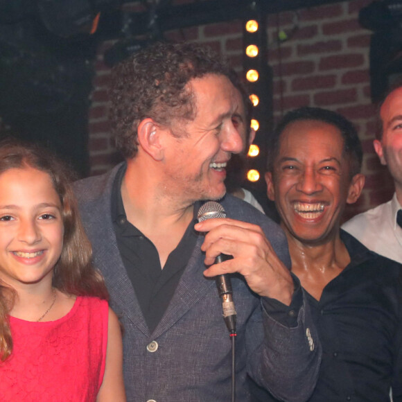 Exclusif - Prix Spécial - Dany Boon (réalisateur du film) et sa fille Sarah qu'il a fait jouer dans le film posent sur la scène du night club " NO.PI " Place Clichy après un boeuf avec l'Orchestre de K. Merad après l'avant-première du film "La Vie pour de vrai" à Paris, France, le 18 Avril 2023. © Bertrand Rindoff / Bestimage