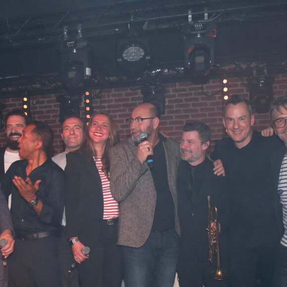 Exclusif - Prix Spécial - Dany Boon (réalisateur du film), sa fille Sarah qu'il a fait jouer dans le film et Kad Merad posent sur la scène du night club " NO.PI " Place Clichy après un boeuf avec l'orchestre de Kad après l'avant-première du film "La Vie pour de vrai" à Paris, France, le 18 Avril 2023. © Bertrand Rindoff / Bestimage