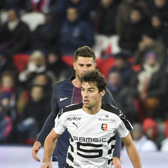 Yoann Gourcuff y parle notamment de sa vie de père. ""Je me régale. Je n'ai aucun souci à dire que je suis père au foyer", raconte-t-il
Yoann Gourcuff - Karine Ferri encourage son compagnon Yoann Gourcuff lors du match Psg-Rennes au Parc des Princes à Paris le 6 novembre 2016. (victoire 4-0 du Psg) © Pierre Perusseau/Bestimage