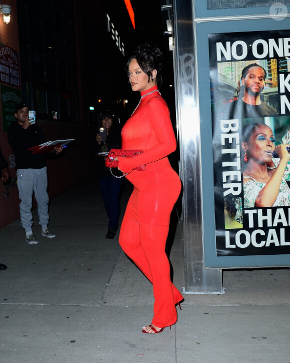 Rihanna, enceinte, a choisi une combinaison rouge moulante pour sortir à New York avec son compagnon Asap Rocky le 23 avril 2023 