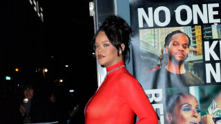 Rihanna éclatante en rouge : Baby-bump bien en avant, la chanteuse enceinte ultra-sexy à New York