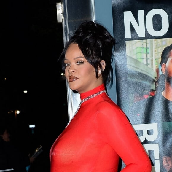 Rihanna, enceinte, a choisi une combinaison rouge moulante pour sortir à New York avec son compagnon Asap Rocky. 