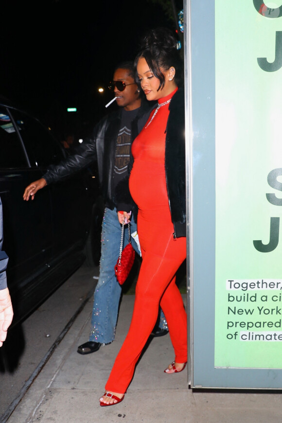 Rihanna, enceinte, a choisi une combinaison rouge moulante pour sortir à New York avec son compagnon Asap Rocky le 23 avril 2023 