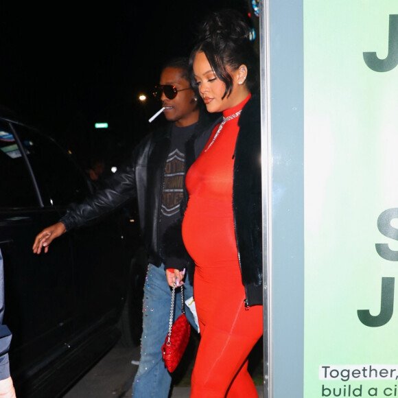 Rihanna, enceinte, a choisi une combinaison rouge moulante pour sortir à New York avec son compagnon Asap Rocky le 23 avril 2023 