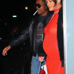 Rihanna, enceinte, a choisi une combinaison rouge moulante pour sortir à New York avec son compagnon Asap Rocky le 23 avril 2023 