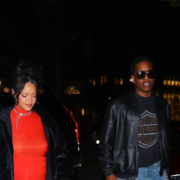 Rihanna, enceinte, a choisi une combinaison rouge moulante pour sortir à New York avec son compagnon Asap Rocky le 23 avril 2023 