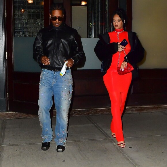 Rihanna, enceinte, a choisi une combinaison rouge moulante pour sortir à New York avec son compagnon Asap Rocky le 23 avril 2023 