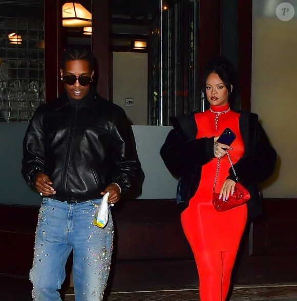 Tous les deux étaient de retour à New York après un séjour à Paris.
Rihanna, enceinte, a choisi une combinaison rouge moulante pour sortir à New York avec son compagnon Asap Rocky le 23 avril 2023 