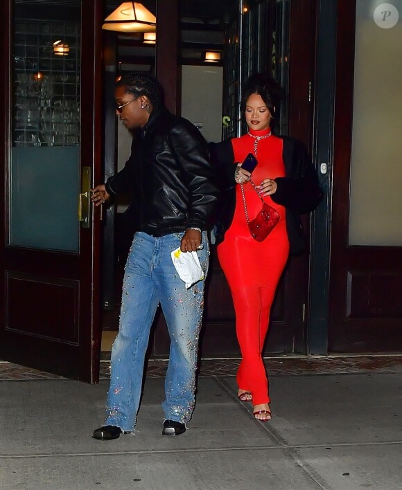 Tous les deux pourraient bien habiter bientôt à Paris. 
Rihanna, enceinte, a choisi une combinaison rouge moulante pour sortir à New York avec son compagnon Asap Rocky le 23 avril 2023 