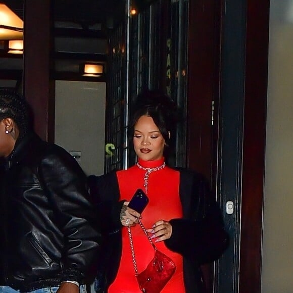 Tous les deux pourraient bien habiter bientôt à Paris. 
Rihanna, enceinte, a choisi une combinaison rouge moulante pour sortir à New York avec son compagnon Asap Rocky le 23 avril 2023 