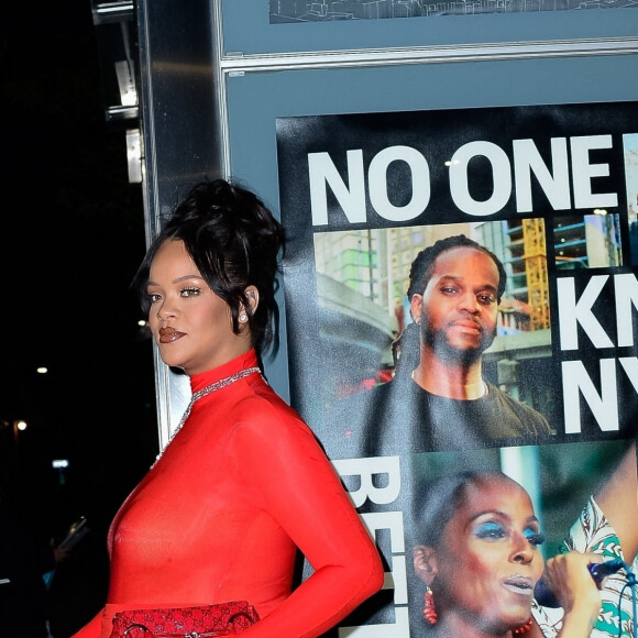 Rihanna, enceinte, a choisi une combinaison rouge moulante pour sortir à New York avec son compagnon Asap Rocky le 23 avril 2023 