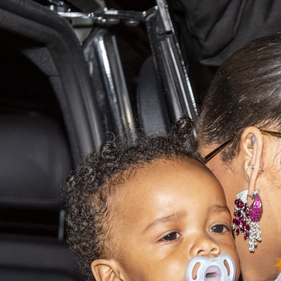 Avec leur bébé qui va arriver bientôt et leur premier petit garçon dont le prénom n'a pas été révélé. 
Rihanna et son fils quittent le magasin Louis Vuitton (pour du shopping nocturne) à Paris dans la nuit du 21 au 22 avril 2023. © Pierre perusseau / Bestimage 