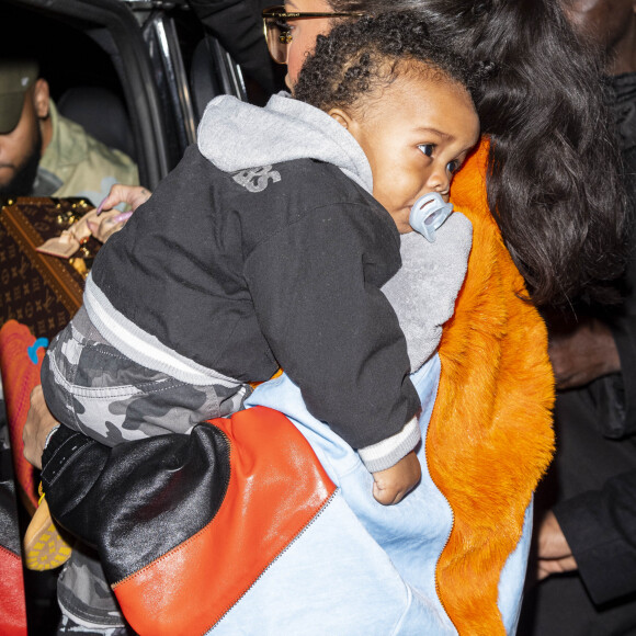 Rihanna et son fils quittent le magasin Louis Vuitton (pour du shopping nocturne) à Paris dans la nuit du 21 au 22 avril 2023. © Pierre perusseau / Bestimage 