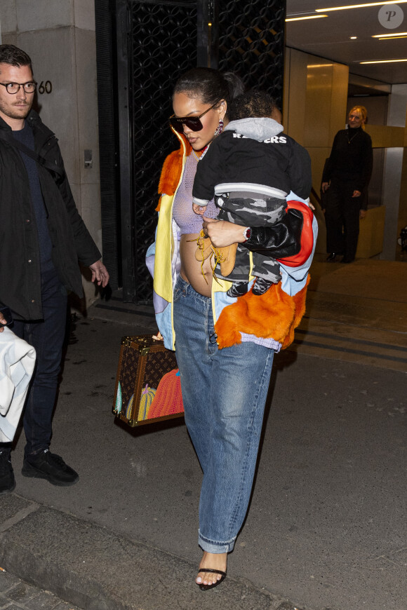 Rihanna et son fils quittent le magasin Louis Vuitton (pour du shopping nocturne) à Paris dans la nuit du 21 au 22 avril 2023. © Pierre perusseau / Bestimage 