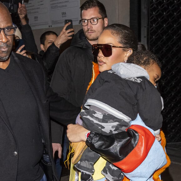 Rihanna et son fils quittent le magasin Louis Vuitton (pour du shopping nocturne) à Paris dans la nuit du 21 au 22 avril 2023. © Pierre perusseau / Bestimage 