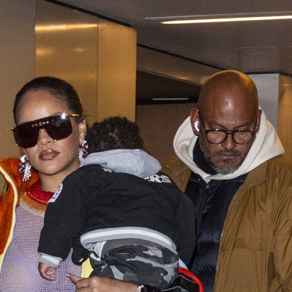 Rihanna et son fils quittent le magasin Louis Vuitton (pour du shopping nocturne) à Paris dans la nuit du 21 au 22 avril 2023. © Pierre perusseau / Bestimage 