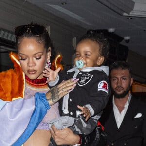 Rihanna et son fils vont dîner au restaurant Cesar à Paris le 21 avril 2023. © Pierre perusseau / Bestimage 