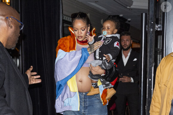 Rihanna et son fils vont dîner au restaurant Cesar à Paris le 21 avril 2023. © Pierre perusseau / Bestimage 