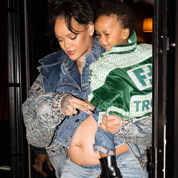 Rihanna, enceinte, va dîner au restaurant Cesar à Paris avec son bébé le 20 avril 2023. --- Masquer le visage de l'enfant à la publication